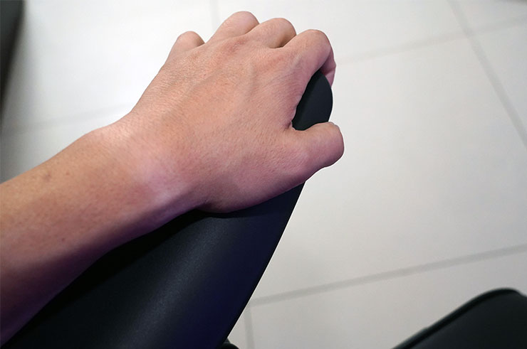 扶手也能向外或向內調整。