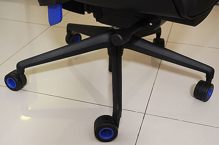 座椅採用五星椅腳，搭配具靜音特性的 PU 滾輪，輪體搭配黑藍雙色設計，視覺上更為醒目，推動時也非常順滑。