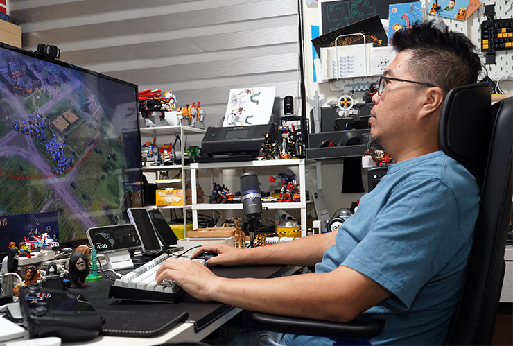 SIDIZ GC PRO 的扶手調整是設計上的一大重點，像是在使用鍵鼠遊玩不同遊戲時，就能微調扶手高度讓雙手放在最佳位置，像是阿祥在玩《世紀帝國 IV》時就習慣將扶手調整至略低於桌面，讓雙手自然平攤在桌面與扶手上，長時間遊玩更輕鬆！