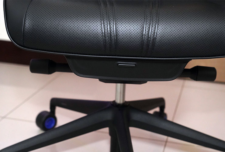 座椅正前方可以看到底部的行動電源艙，用於連結座椅冷卻風扇與椅背 LED 燈的電源線。