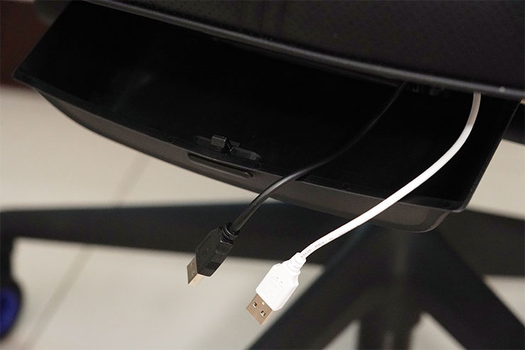 打開行動電源艙，裡面有一黑、一白兩條 USB Type A 線，分別對應座椅風扇（黑）與椅背 LED 燈（白）。