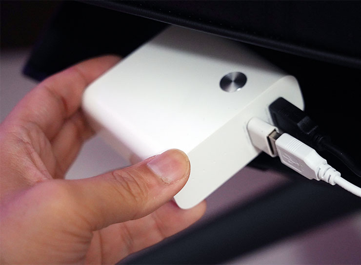 阿祥使用的行動電源為 1A1C 配置，因此會需要使用一個轉接器來同時連結兩個 USB Type A 電源線，若你使用的是 2A 或更多 Type A 埠的行動電源就會更方便了。