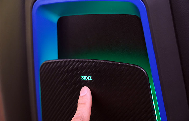 椅背後方的 SIDIZ LOGO 下面隱藏了 LED 燈效的觸控開關，長按可開啟燈光。