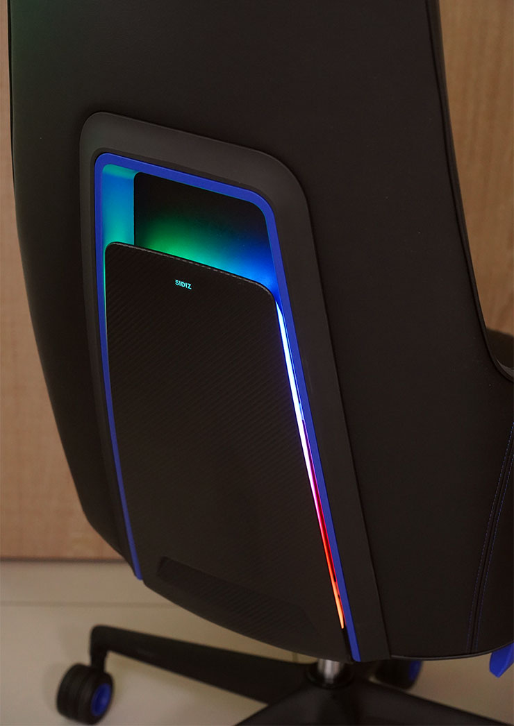 椅背的 LED 星光燈設計在內層，透過間接照明顯現燈效，無論色彩呈現或動態都很有電競氛圍。