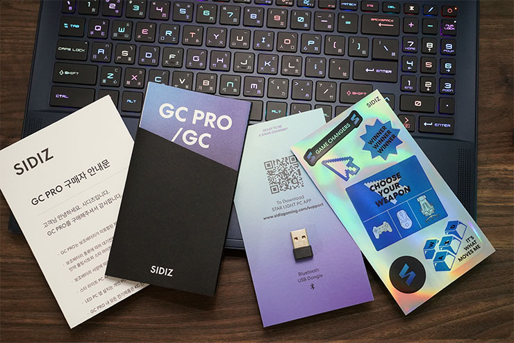 SIDIZ GC PRO 也隨附了說明書、貼紙與一個迷你的藍牙接收器，可連接電腦並搭配 STAR LIGHT APP 來調校燈光效果。
