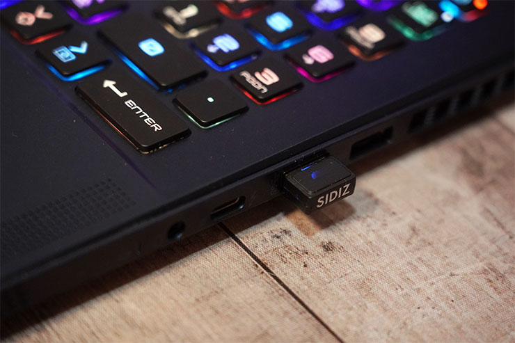 接收器插入 USB 槽即可使用，連結時接收器本體也會有藍色指示燈。