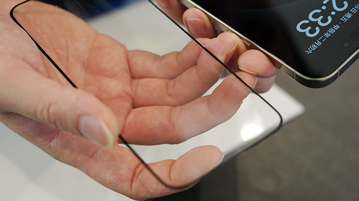 手機玻璃貼價格差十倍是智商稅?「塗層」好壞三大指標一次分析~同場加映小豪包膜台中文心秀泰店開箱囉! - 阿祥的網路筆記本 玻璃保護貼在設計上也會有許多細微差異,像是一般常見的「有黑框」設計或多或少會遮擋到螢幕顯示範圍,相對的高階產品就會選擇「無黑框」設計。