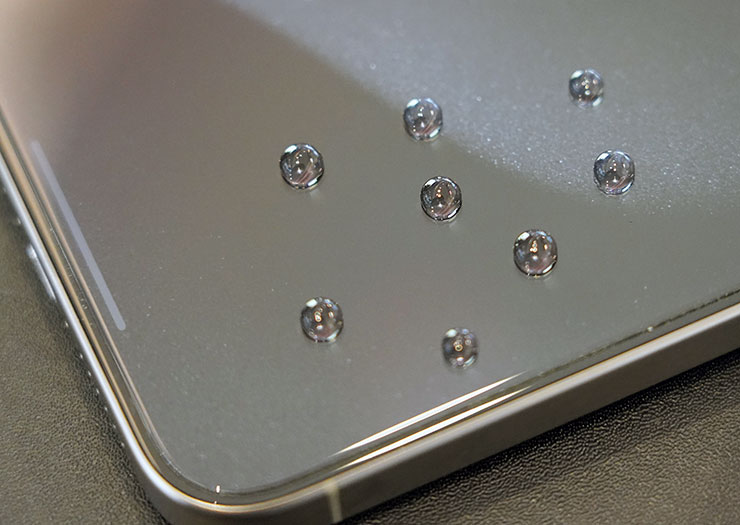 手機玻璃貼價格差十倍是智商稅?「塗層」好壞三大指標一次分析~同場加映小豪包膜台中文心秀泰店開箱囉! - 阿祥的網路筆記本 玻璃保護貼表面的疏水疏油層決定了實際使用體驗的好壞,也決定玻璃表面是否易於清潔,測試的指標之一就是「滴上水滴」見真章!