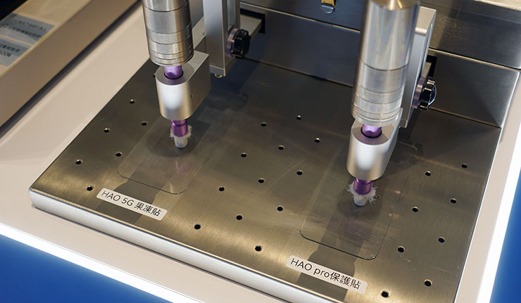 手機玻璃貼價格差十倍是智商稅?「塗層」好壞三大指標一次分析~同場加映小豪包膜台中文心秀泰店開箱囉! - 阿祥的網路筆記本 塗層處理不夠成熟的玻璃保護貼,反應在實際使用上的問題也很明顯-塗層消耗非常快,而這也是一般保護貼品牌比較少敢提出來和消費者討論的問題,而小豪包膜的 HAO 果凍貼系列就直接用磨耗機「直球對決」,直接用 10 萬次、20 萬次的實測來證明塗層的耐用度!