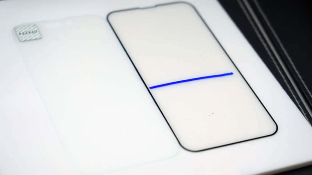 手機玻璃貼價格差十倍是智商稅?「塗層」好壞三大指標一次分析~同場加映小豪包膜台中文心秀泰店開箱囉! - 阿祥的網路筆記本 HAO 5D 果凍膠玻璃保護貼(左)除了優異的防護力,表面的疏水疏油鍍膜層也極為注重手感與耐用度,實測與一般玻璃保護貼比較(右),使用油性麥克筆劃線後,可以輕鬆使用面紙擦除。