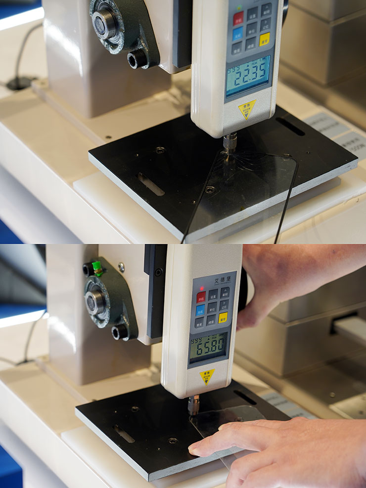 手機玻璃貼價格差十倍是智商稅?「塗層」好壞三大指標一次分析~同場加映小豪包膜台中文心秀泰店開箱囉! - 阿祥的網路筆記本 當然,HAO 果凍貼另一個為人所知的重點就是「抗壓性強」,一般市售玻璃保護貼的壓力機壓邊實測可承受力度約 15-20 Kg 左右(圖上),而 HAO 果凍貼系列則是有 50 Kg 以上的衝擊承受力,甚至上看 60-70 Kg 都是家常便飯!