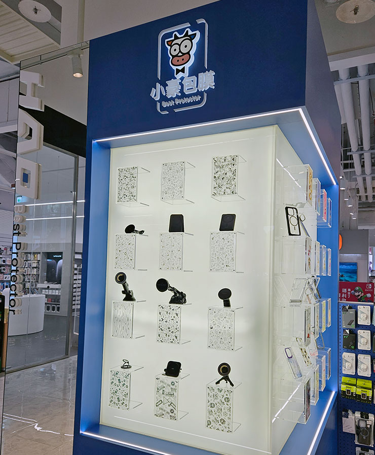 手機玻璃貼價格差十倍是智商稅?「塗層」好壞三大指標一次分析~同場加映小豪包膜台中文心秀泰店開箱囉! - 阿祥的網路筆記本 在櫃位左側這裡剛好是一根柱子,不得不說小豪包膜台中區的負責人承峰對於展示設計還蠻有巧思的,這裡直接被製作成為一個燈箱形式的產品展示區,過去我們在小豪包膜店內會看到以牆面吊掛或型錄方式展式的膜料彩樣,這裡直接變成亮麗的燈箱形式更能看清楚設計。
