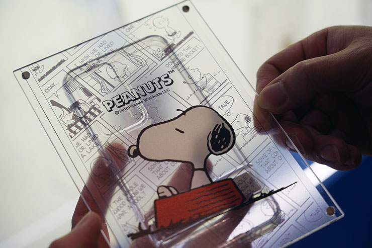 手機玻璃貼價格差十倍是智商稅?「塗層」好壞三大指標一次分析~同場加映小豪包膜台中文心秀泰店開箱囉! - 阿祥的網路筆記本 而且彩膜展示片是可以抽換的,也能讓消費者拿下來直接對上手機、手機殼看看效果,這樣的設計真的很棒!