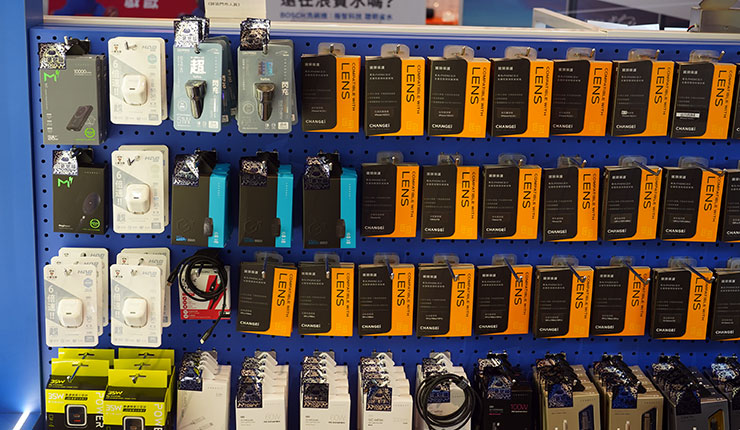 手機玻璃貼價格差十倍是智商稅?「塗層」好壞三大指標一次分析~同場加映小豪包膜台中文心秀泰店開箱囉! - 阿祥的網路筆記本 另外在櫃台旁也有更多手機週邊類型,周充電器、充電線與行動電源…等。