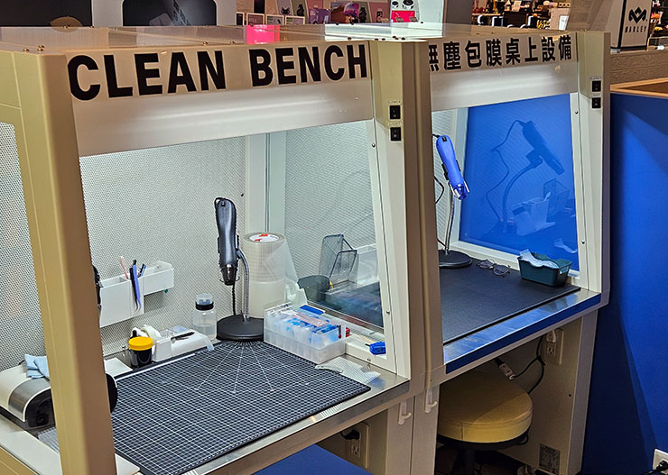 手機玻璃貼價格差十倍是智商稅?「塗層」好壞三大指標一次分析~同場加映小豪包膜台中文心秀泰店開箱囉! - 阿祥的網路筆記本 櫃台後方也設置有兩個「無塵包膜桌」,若是客戶需要安裝螢幕玻璃保護貼或是機身包膜,也能直接現場施作。