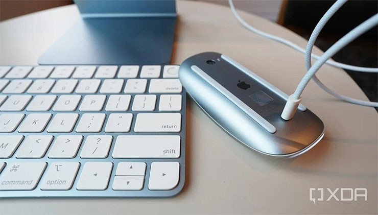 Magic Mouse 的翻肚充電（圖片來源： XDA Developers）