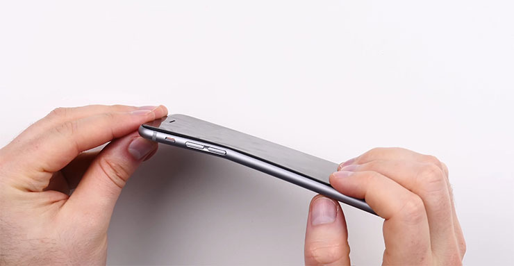 iPhone 6 的彎曲事件（圖片來源：Unbox Therapy）