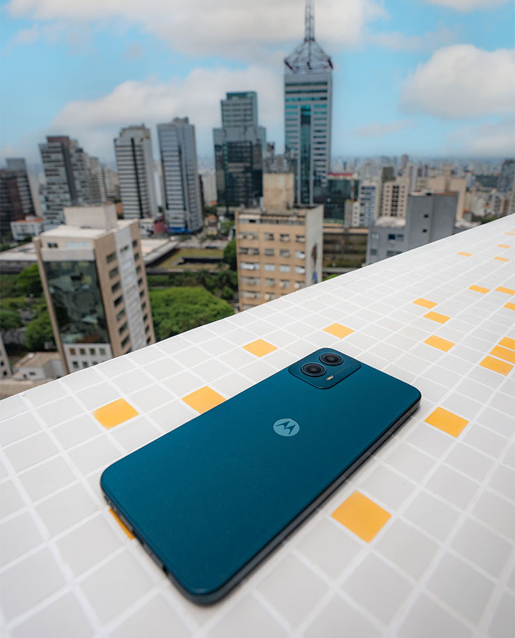 moto g34 5G 推出極致黑和孔雀綠兩種顏色選擇，打造設計新風貌。