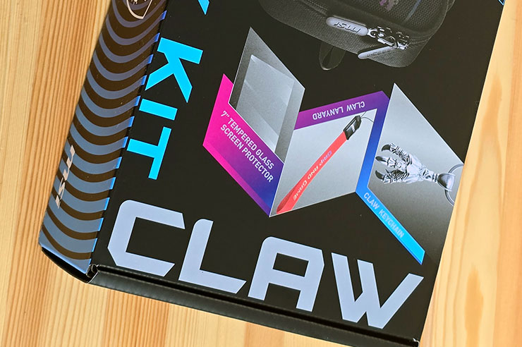 MSI Claw 掌機專屬配件包開箱!收納包、玻璃貼、掛飾與鑰匙扣充滿你的電競信仰! - 阿祥的網路筆記本 除了收納包,裡頭也包括了玻璃保護貼、腕帶掛飾與金屬龍爪鑰匙圈這三個週邊