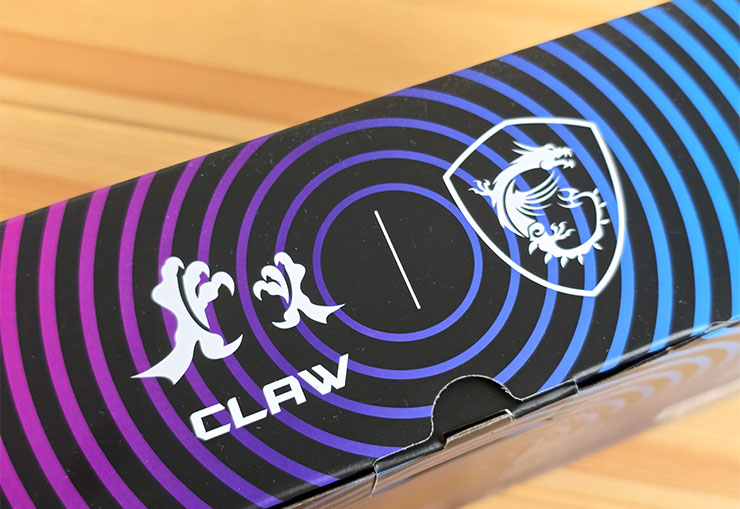 MSI Claw 掌機專屬配件包開箱!收納包、玻璃貼、掛飾與鑰匙扣充滿你的電競信仰! - 阿祥的網路筆記本 盒側同樣有 MSI Claw 的龍爪 LOGO 與微星的龍魂盾徽標誌
