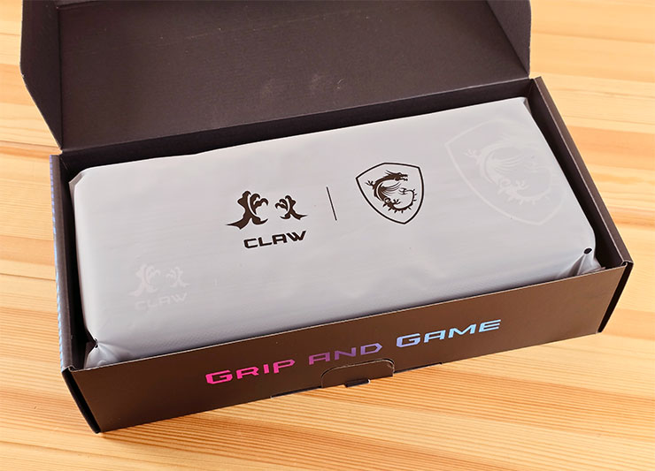 MSI Claw 掌機專屬配件包開箱!收納包、玻璃貼、掛飾與鑰匙扣充滿你的電競信仰! - 阿祥的網路筆記本 開箱,內部就是有著保護外層的收納包本體