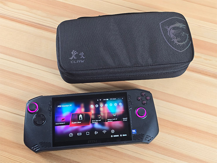 MSI Claw 掌機專屬配件包開箱!收納包、玻璃貼、掛飾與鑰匙扣充滿你的電競信仰! - 阿祥的網路筆記本 來對比一下收納包與 MSI Claw 本體的尺寸