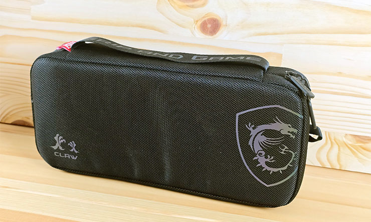 MSI Claw 掌機專屬配件包開箱!收納包、玻璃貼、掛飾與鑰匙扣充滿你的電競信仰! - 阿祥的網路筆記本 收納包正面