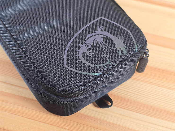 MSI Claw 掌機專屬配件包開箱!收納包、玻璃貼、掛飾與鑰匙扣充滿你的電競信仰! - 阿祥的網路筆記本 正面有龍魂盾徽的設計元素