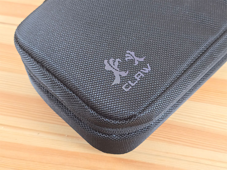 MSI Claw 掌機專屬配件包開箱!收納包、玻璃貼、掛飾與鑰匙扣充滿你的電競信仰! - 阿祥的網路筆記本 另一邊是 MSI Claw 的龍丙 LOGO。