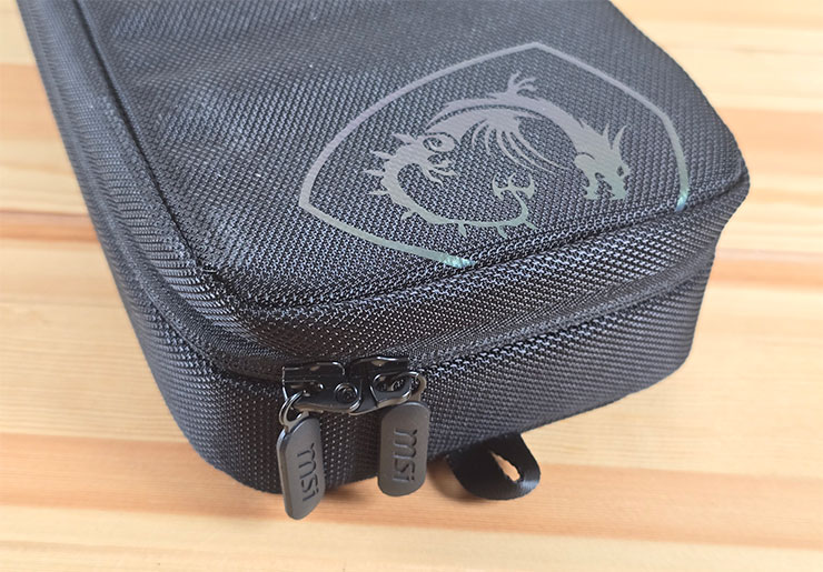 MSI Claw 掌機專屬配件包開箱!收納包、玻璃貼、掛飾與鑰匙扣充滿你的電競信仰! - 阿祥的網路筆記本 雙拉鏈設計,設計有孔洞可以額外加上鎖頭上鎖,包包側面也有一個小掛勾