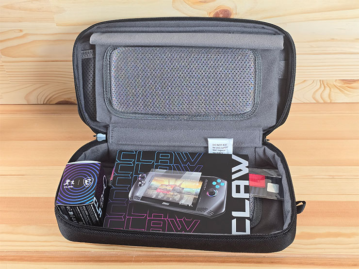 MSI Claw 掌機專屬配件包開箱!收納包、玻璃貼、掛飾與鑰匙扣充滿你的電競信仰! - 阿祥的網路筆記本 打開收納包,可以發現其他週邊也收納在裡頭