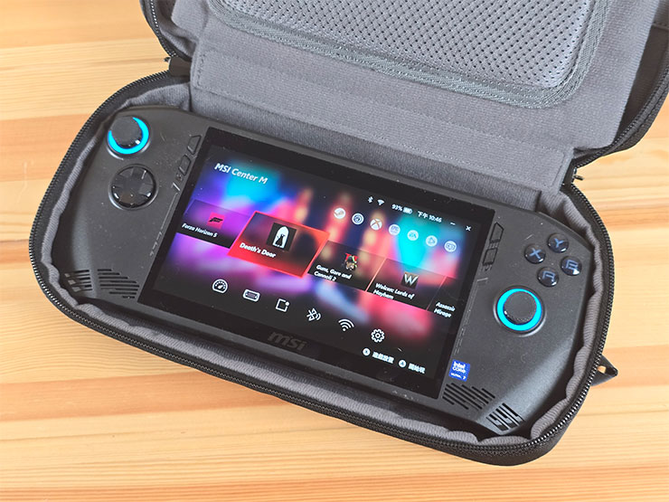 MSI Claw 掌機專屬配件包開箱!收納包、玻璃貼、掛飾與鑰匙扣充滿你的電競信仰! - 阿祥的網路筆記本 直接把 MSI Claw 本體放入,尺寸剛剛好呢!