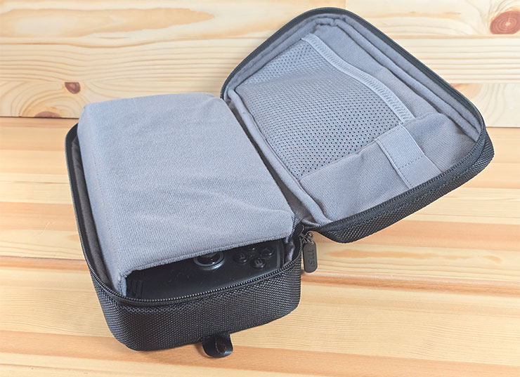 MSI Claw 掌機專屬配件包開箱!收納包、玻璃貼、掛飾與鑰匙扣充滿你的電競信仰! - 阿祥的網路筆記本 收納包內有多做了一個厚厚的緩衝層,放入 MSI Claw 後可覆蓋下來保護主機正面的螢幕