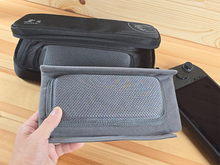 MSI Claw 掌機專屬配件包開箱!收納包、玻璃貼、掛飾與鑰匙扣充滿你的電競信仰! - 阿祥的網路筆記本 收納包內的保護層有魔鬼氈設計,也可以拆卸下來。