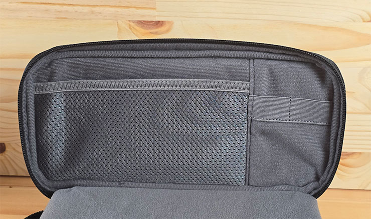 MSI Claw 掌機專屬配件包開箱!收納包、玻璃貼、掛飾與鑰匙扣充滿你的電競信仰! - 阿祥的網路筆記本 收納包上層也有做分格可收納像是電源線、充電器的週邊