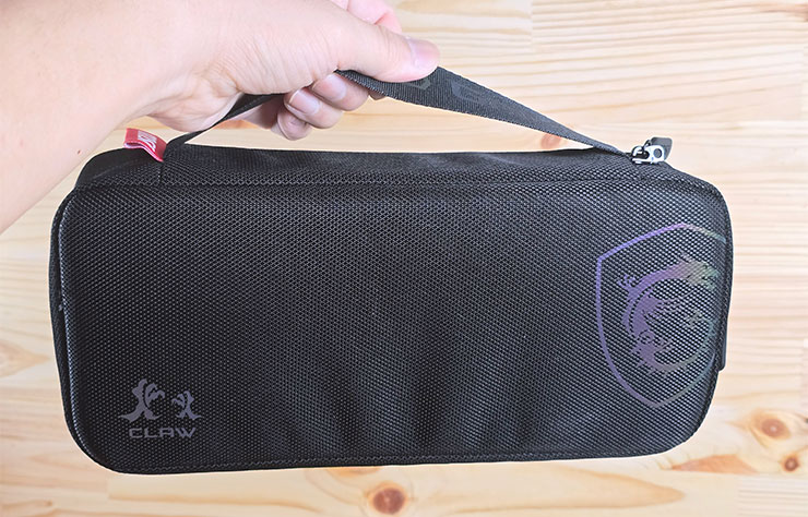 MSI Claw 掌機專屬配件包開箱!收納包、玻璃貼、掛飾與鑰匙扣充滿你的電競信仰! - 阿祥的網路筆記本 收納包頂部的提把可以很方便地將掌機提著走