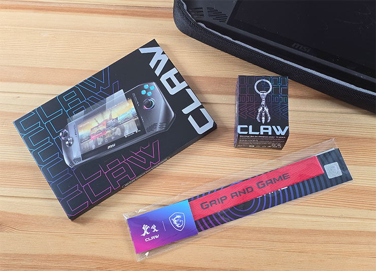 MSI Claw 掌機專屬配件包開箱!收納包、玻璃貼、掛飾與鑰匙扣充滿你的電競信仰! - 阿祥的網路筆記本 接下來看看原廠週邊套件中的其他東西,包括玻璃保護貼、金屬龍爪鑰匙圈與腕帶掛飾