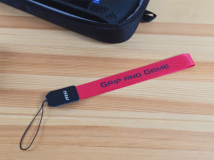 MSI Claw 掌機專屬配件包開箱!收納包、玻璃貼、掛飾與鑰匙扣充滿你的電競信仰! - 阿祥的網路筆記本 腕帶掛飾,黑紅配色並印上 Grip And Game 的口號
