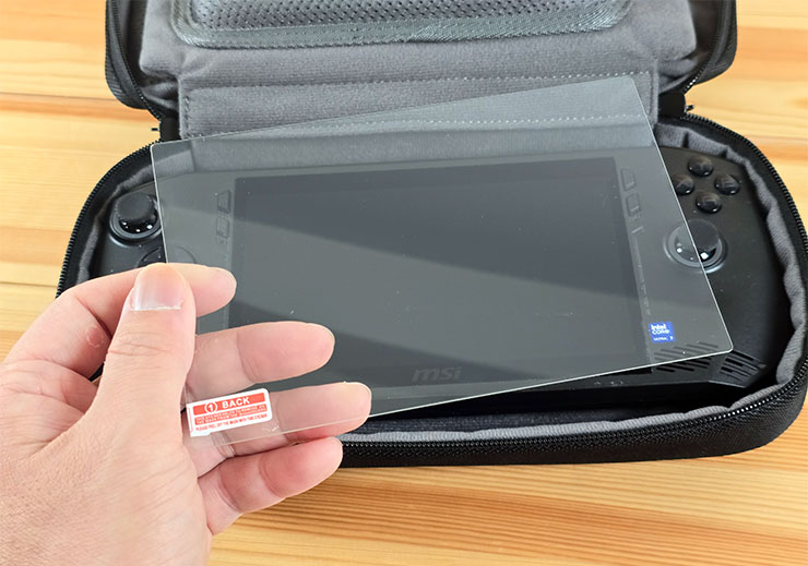 MSI Claw 掌機專屬配件包開箱!收納包、玻璃貼、掛飾與鑰匙扣充滿你的電競信仰! - 阿祥的網路筆記本 專用的玻璃保護貼,尺寸與機身螢幕吻合,看起來也蠻堅硬的