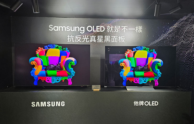 相較於一般 OLED面板，可看出真星黑面板確實在全黑畫面下的反光問題被完全解決