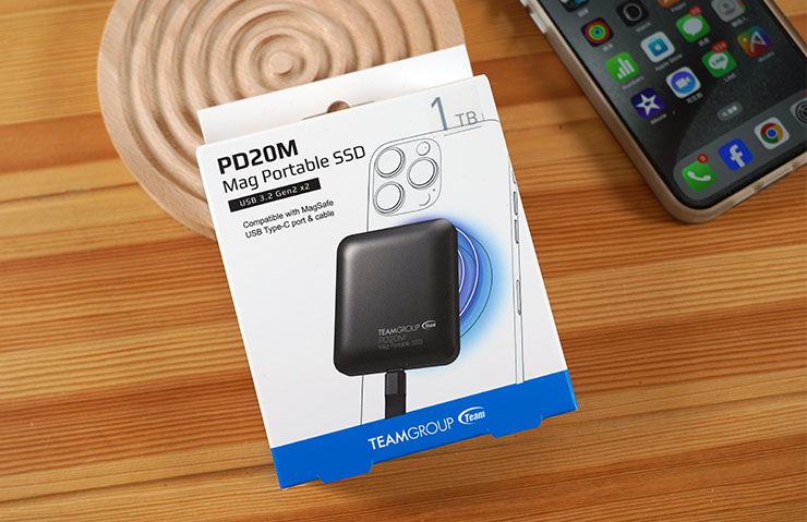 外盒包裝正面，藍白配色搭配產品本體圖與使用示意，十分簡約且資訊明確。