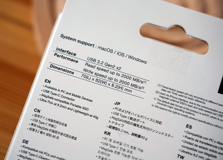 盒面背面可看到傳輸介面為 USB 3.2 Gen2 x2，最大可達 20 Gbps 的傳輸速度，即循序讀寫最高可達 2,000 MB/s 左右。