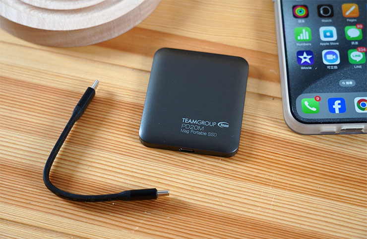 盒內物品可看到 TEAMGROUP PD20M 本體與一個 USB-C to USB-C 的傳輸短線。