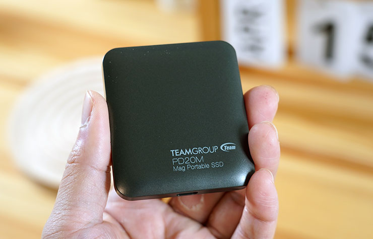 TEAMGROUP PD20M 非常輕薄，設計為方型且四個邊角都做了圓弧修飾，拿在手上可以感受到霧面表層的金屬質感非常不賴。