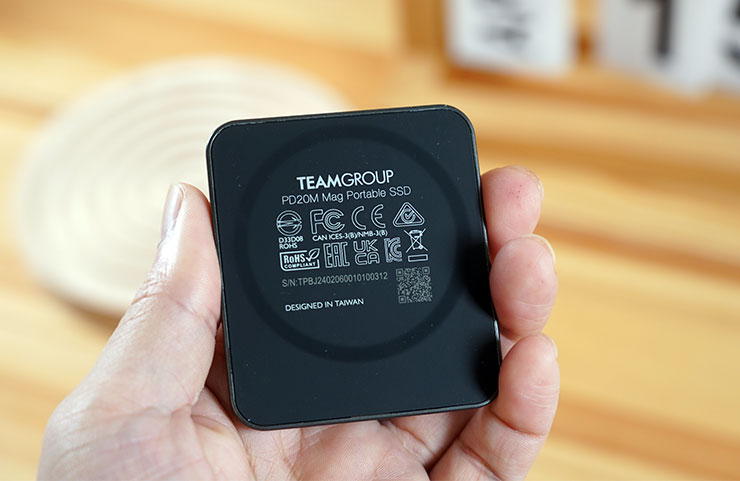 機身背面可看到支援 Magsafe 的磁吸圈。