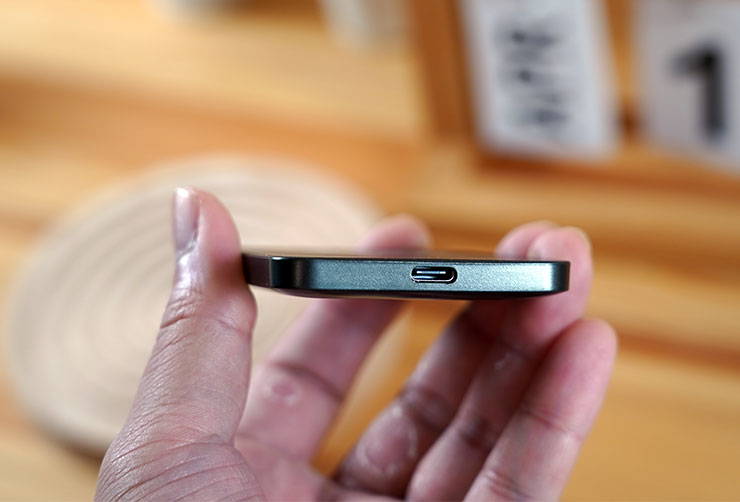 機身底部為 USB-C 接口，幾乎都要齊邊了，由此可看出 TEAMGROUP PD20M 的薄度有多誇張了！