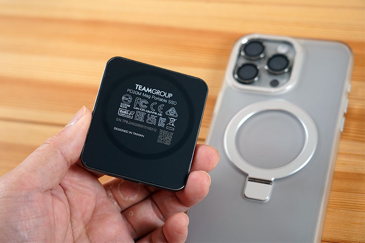 TEAMGROUP PD20M 支援 Magsafe 磁吸，因此可以與 iPhone 常見的磁吸殼相容。