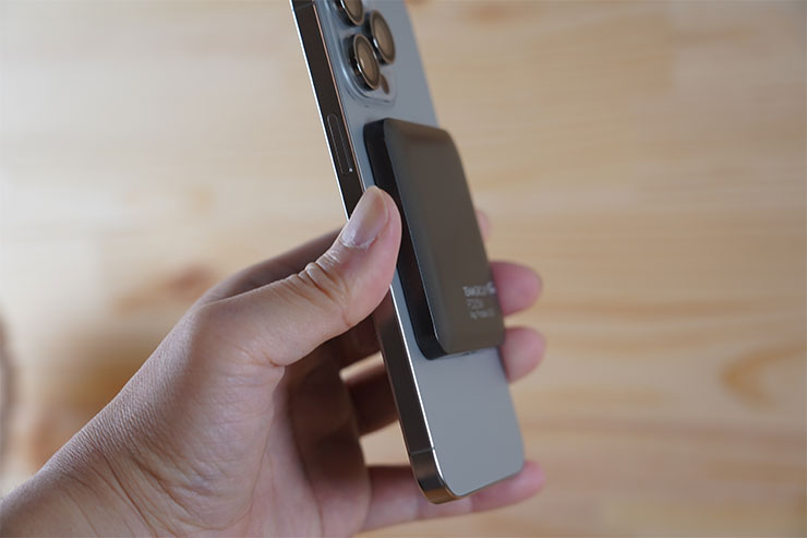 TEAMGROUP PD20M 也強調超過 0.8 公斤的吸力，上圖搭配 iPhone 15 Pro Max 裸機也是能穩穩吸附，不用擔心會脫落。