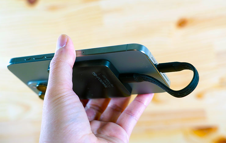 當然，TEAMGROUP PD20M 使用時還是要連結至手機的 USB-C 埠的，看，即使反轉手機搖晃 SSD 也能穩穩吸住不掉落。