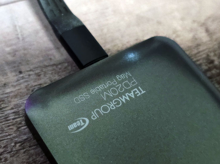 TEAMGROUP PD20M 的機身上還有一個隱藏燈號，連結傳輸資料時燈號會閃爍顯示。